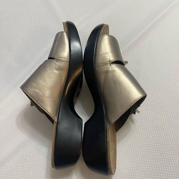 Dansko Donna Slide Pewter Leather Flower Bronze Sandals Size 39 US 8.5 8 1/2 - Picture 5 of 7
